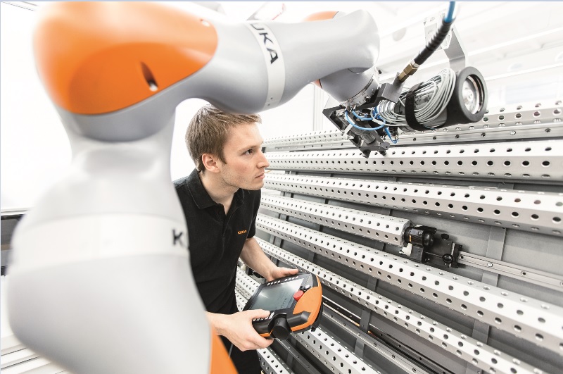 Ipar 4.0 megoldás a KUKA Roboticsnál.